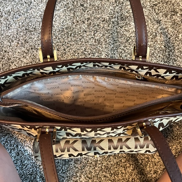 Michael Kors purse - Picture 6 of 8
